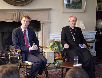 Mons. Schneider con los estudiantes de Oxford